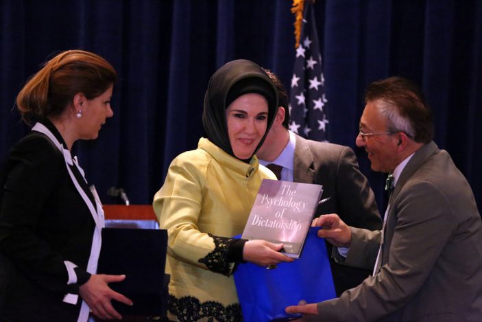 ABD'de Emine Erdoğan'a hediye edilen kitap