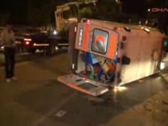 Konya'da ambulans devrildi 5 yaralı