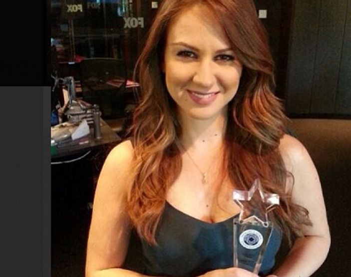 Nazlı Tolga 'en iyi anchorwomen' ödülünü aldı