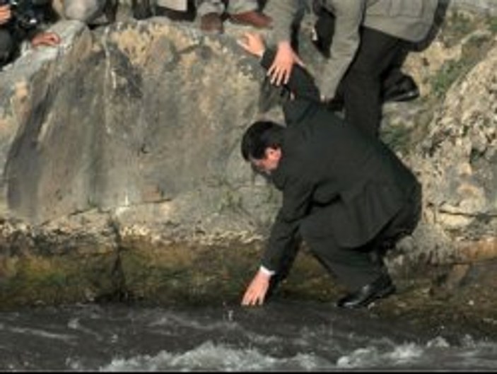 Kalkınma Bakanı Cevdet Yılmaz eliyle balık tuttu