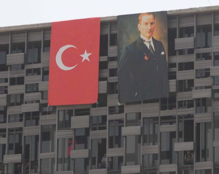 Polis AKM'nin tepesine Türk Bayrağı astı - İzle
