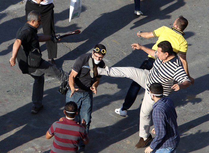 CHP'li eski Vekil Çetin Soysal eylemcilere saldırdı