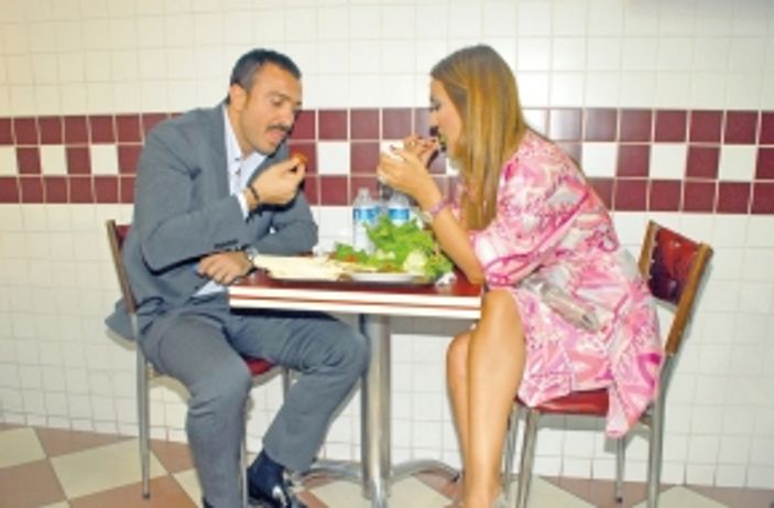 Demet Akalın eşi Okan Kurt'tan çiğ köfte testi