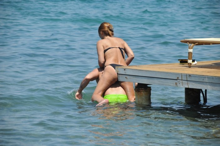 Demet Akalın eşi Okan Kurt'la tatilde