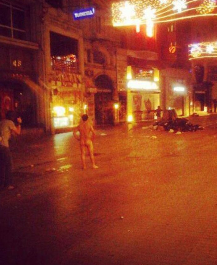 Taksim'de ilk duran adam çıplak eylemci