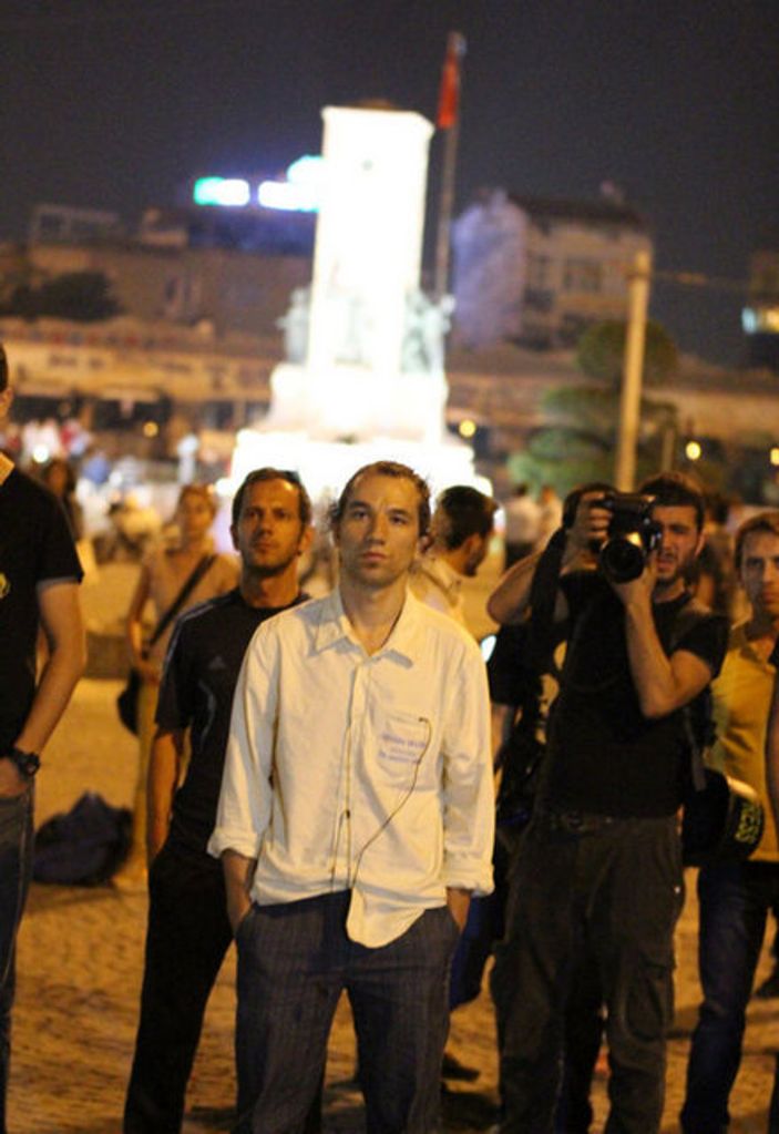 Taksim Meydanı'nda duran bir adam - izle