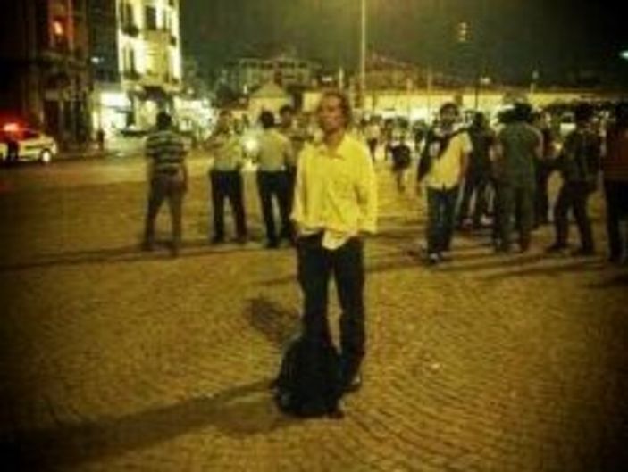 Taksim Meydanı'nda duran bir adam - izle