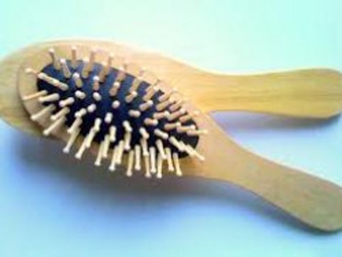 Saç fırçasını temizlemenin yolları