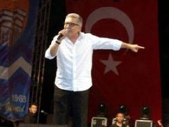 Zülfü Livaneli’ye konserde saldırı