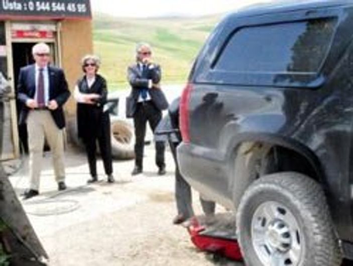 Francis Ricciardone'nin korumaları cimri çıktı