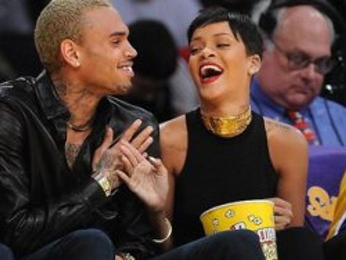 Brown Rihanna'dan sonra bir kadını daha dövdü