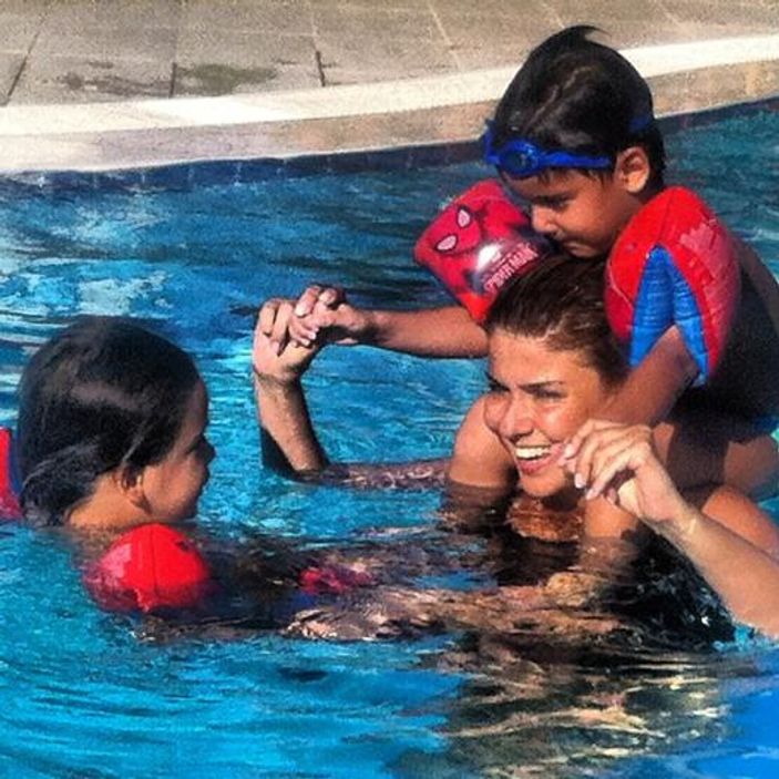 Gülben Ergen çocuklarıyla tatilde