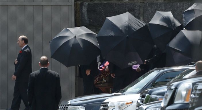 Soprano Gandolfini'ye babalar gibi cenaze töreni -Video