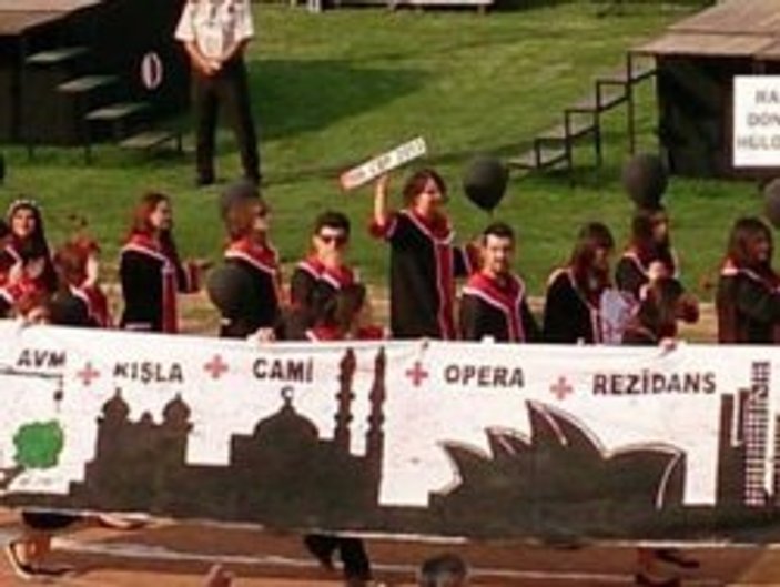 ODTÜ mezuniyet töreninden kötü esprili pankartlar