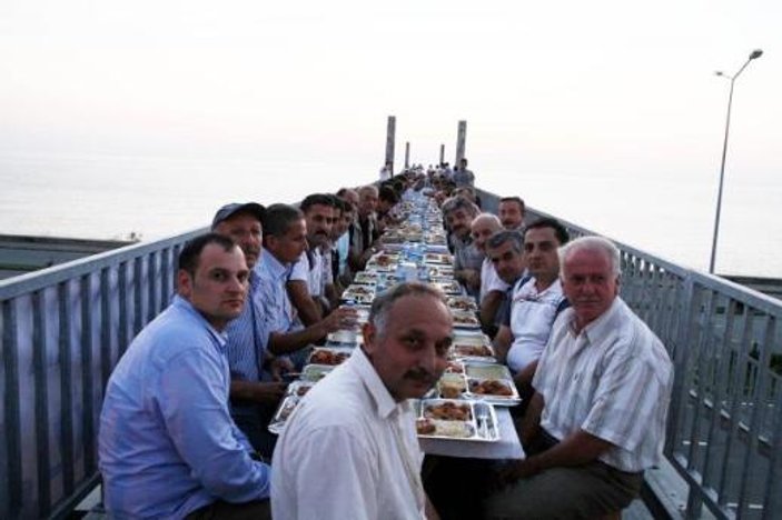 Rize'de üst geçitte iftar - izle
