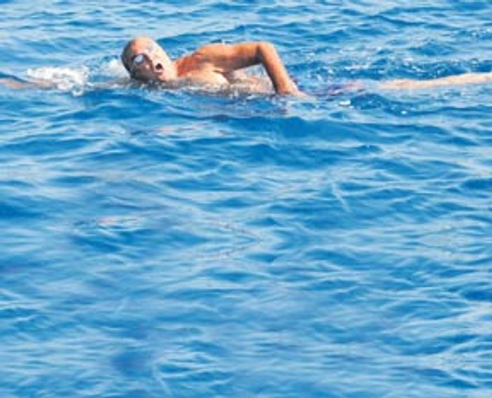 75 yaşındaki Deniz Baykal gençlere taş çıkarttı