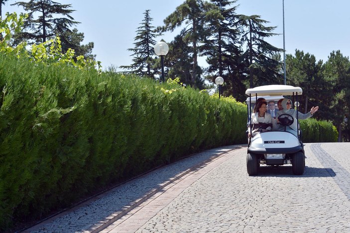 Hayrünnisa Gül misafirini golf arabasıyla gezdirdi