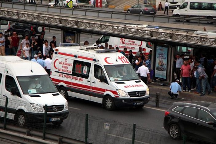 Metrobüs duraktaki yolcuya çarptı