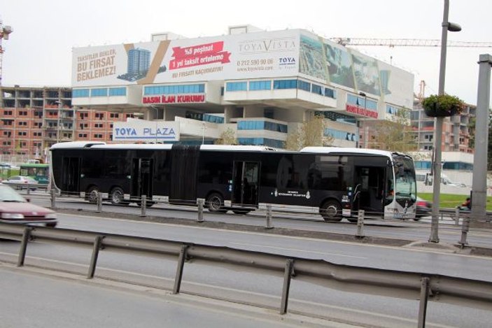 Metrobüs duraktaki yolcuya çarptı