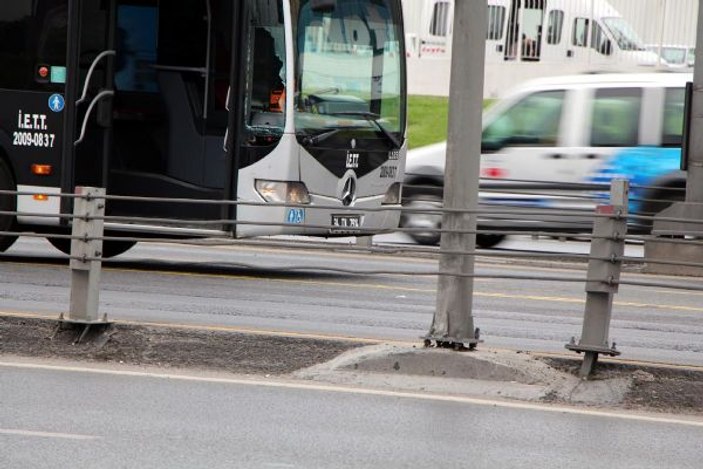 Metrobüs duraktaki yolcuya çarptı