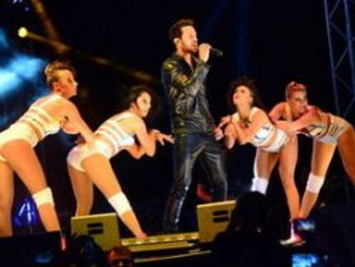 Murat Boz Tarkan şarkıları seslendirdi - izle