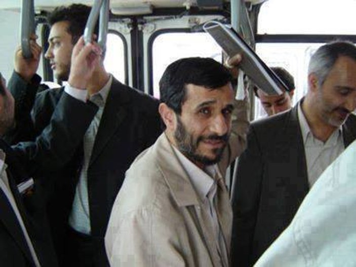Ahmedinejad okuluna minibüsle gidiyor