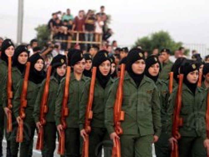 Filistin'deki harp okulu öğrencilerine tahtadan silah