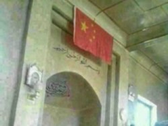 Doğu Türkistan'da mihraplara Çin Bayrağı asıldı