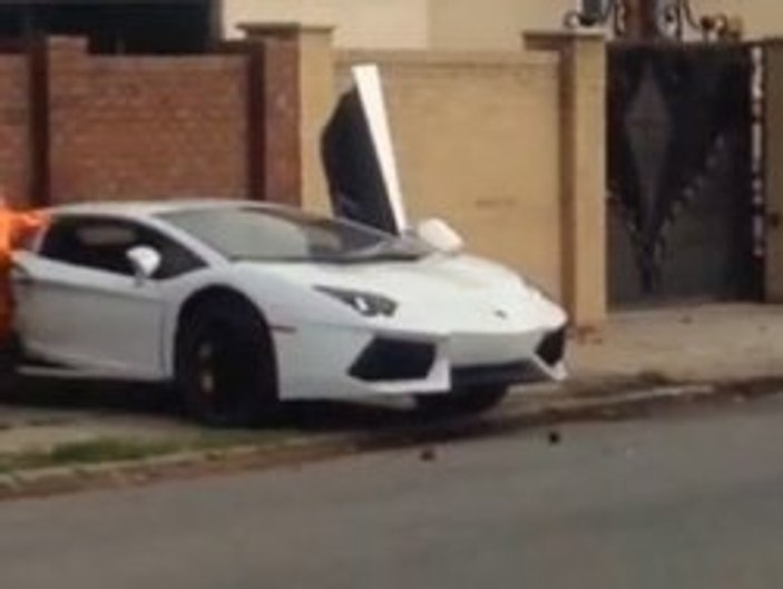 Lamborghini Aventador ikiye bölündü - Foto Video
