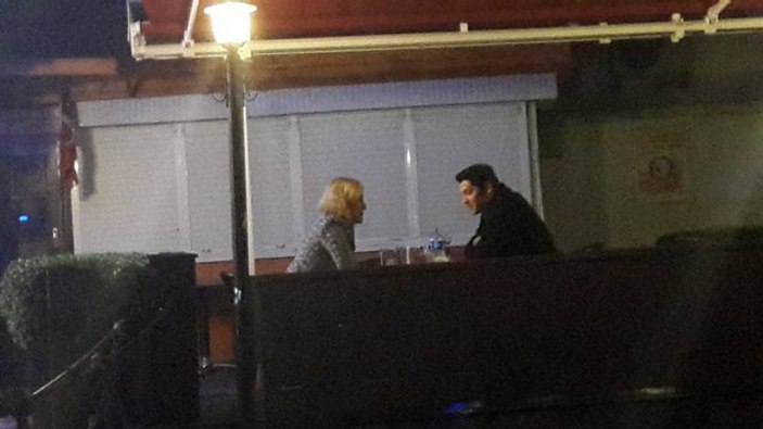 Okan Çabalar ve Sumru Yavrucuk sarmaş dolaş