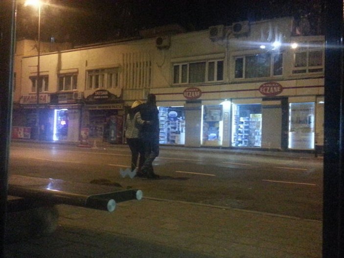Okan Çabalar ve Sumru Yavrucuk sarmaş dolaş