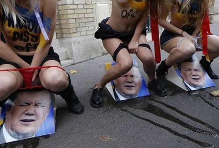 FEMEN Ukrayna Devlet Başkanı'nın fotoğrafına işedi - izle
