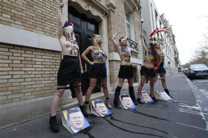 FEMEN Ukrayna Devlet Başkanı'nın fotoğrafına işedi - izle