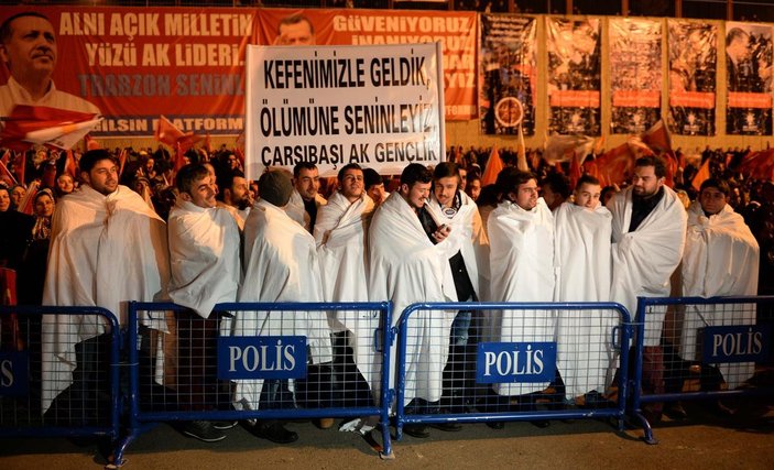 Erdoğan'a Trabzon'da kefenli karşılama