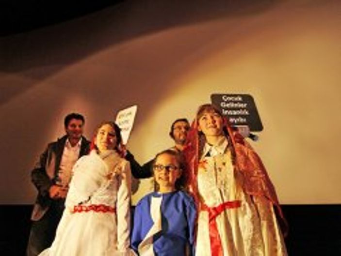 Sinema galasında çocuk gelinler için anlamlı protesto