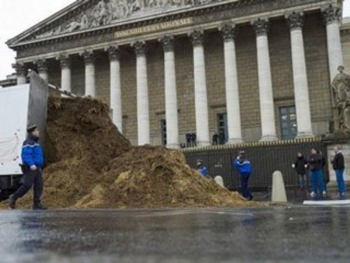 Fransa'da Meclis önüne bir TIR gübre boşalttı