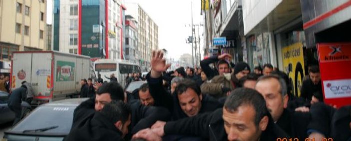 BDP'liler Ak Parti'nin Van adayını taşladı - izle