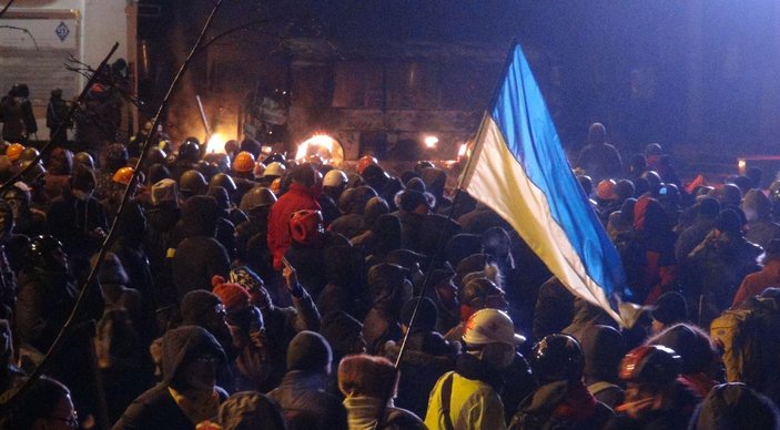 Kiev’de protestocular mancınık yaptı