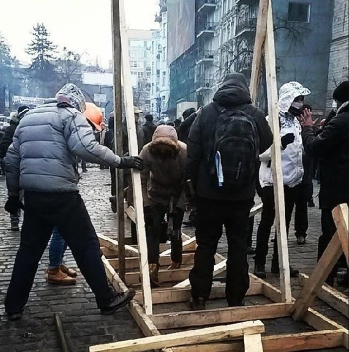 Kiev’de protestocular mancınık yaptı