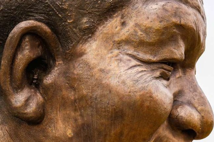 Mandela heykelinin kulağındaki tavşan tartışma yarattı