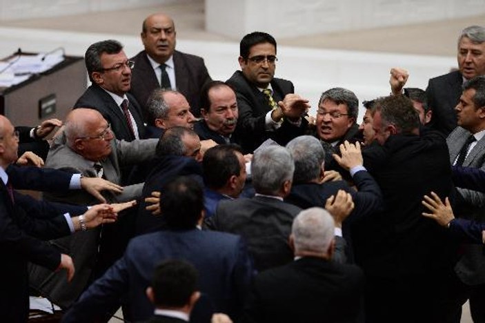 Meclis'te çıkan kavgada CHP'li Bülent Tezcan yaralandı