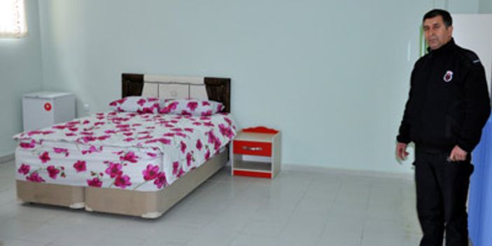 Uslu duran mahkuma ödül pembe oda