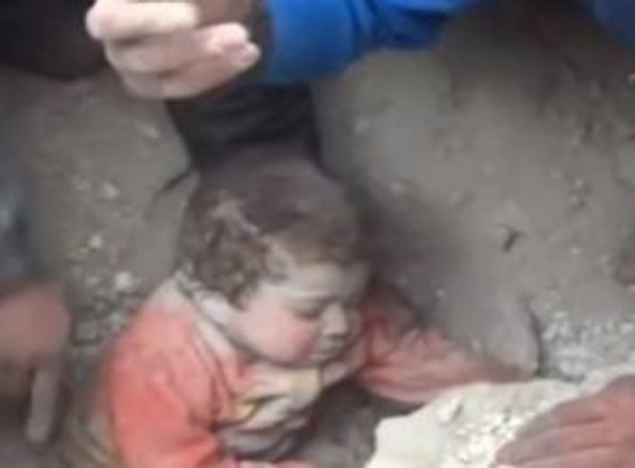 Suriye'de enkaz altında kalan çocuğu kurtardılar -izle