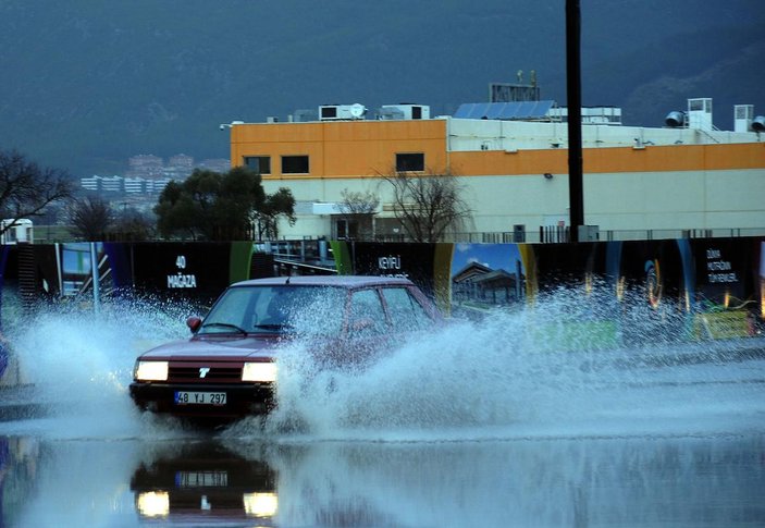 Sağanak yağış nedeniyle Muğla-Fethiye karayolu kapandı