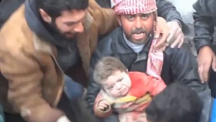 Suriye'de enkazın altından kurtulan bebek