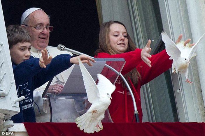 Papa'nın barış için uçurduğu kuşlar saldırıya uğradı
