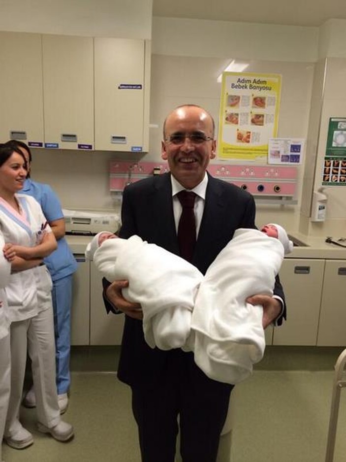 Mehmet Şimşek'in ikiz bebekleri oldu