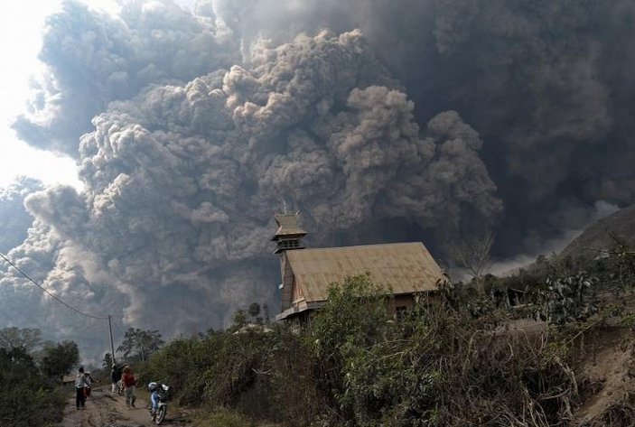 Endonezya'daki Sinaburg yanardağı patladı: 11 ölü - izle