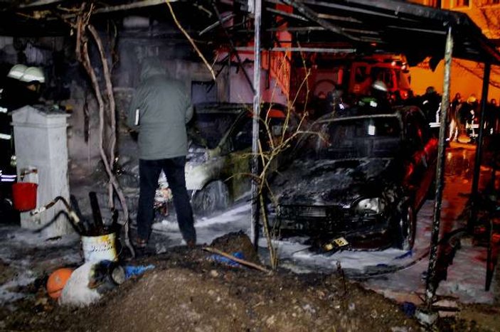 Konya'da yanık bırakılan mangal iki arabaya mal oldu