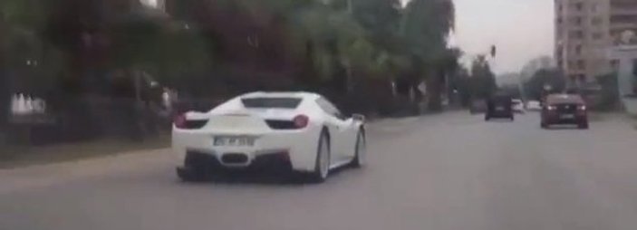 Mersin'de beyaz Ferrari gören gençlerin tepkisi - izle